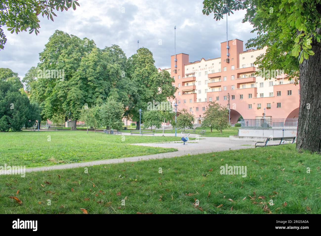 Wien, Österreich. 06. August 2023: Karl-Marx-Hof-Wohnkomplex und die längsten Wohngebäude der Welt. Erbaut zwischen 1927 und 1930. Stockfoto
