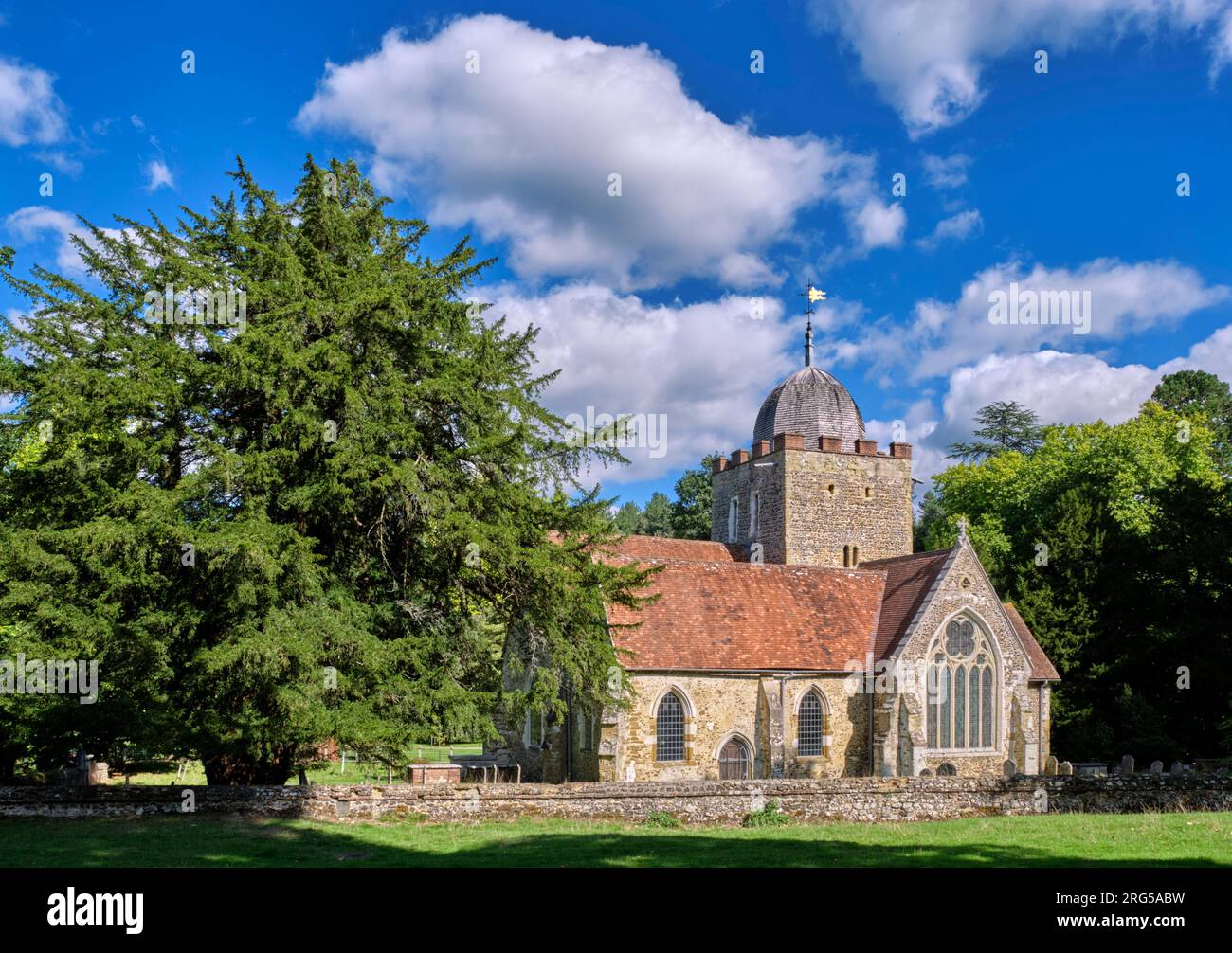 St. Peter und St. Paul's Kirche. Albury Park, Albury, in der Nähe von Guildford, Surrey, England. Stockfoto