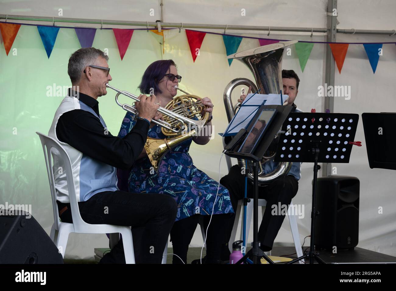 Messinginstrumentspieler, Art in the Park, Leamington Spa, Warwickshire, England, Großbritannien Stockfoto