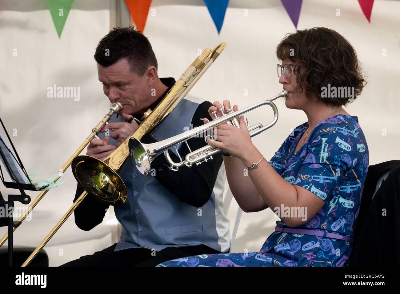 Messinginstrumentspieler, Art in the Park, Leamington Spa, Warwickshire, England, Großbritannien Stockfoto