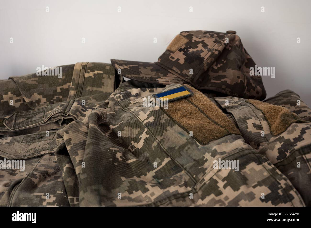 Verpixelte digitale militärische Tarnung. Ukrainische Soldatenuniform Stockfoto