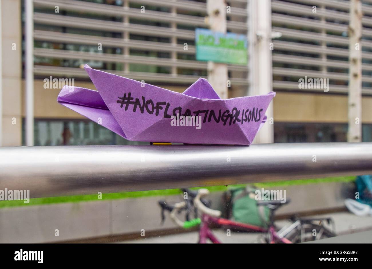 London, Großbritannien. 21. Mai 2023 Ein Papierurmami-Boot vor dem Innenministerium als Demonstranten, die für die Flüchtlinge eintreten, veranstaltet einen Protest gegen das Bibby Stockholm-Migrantenschiff. Stockfoto