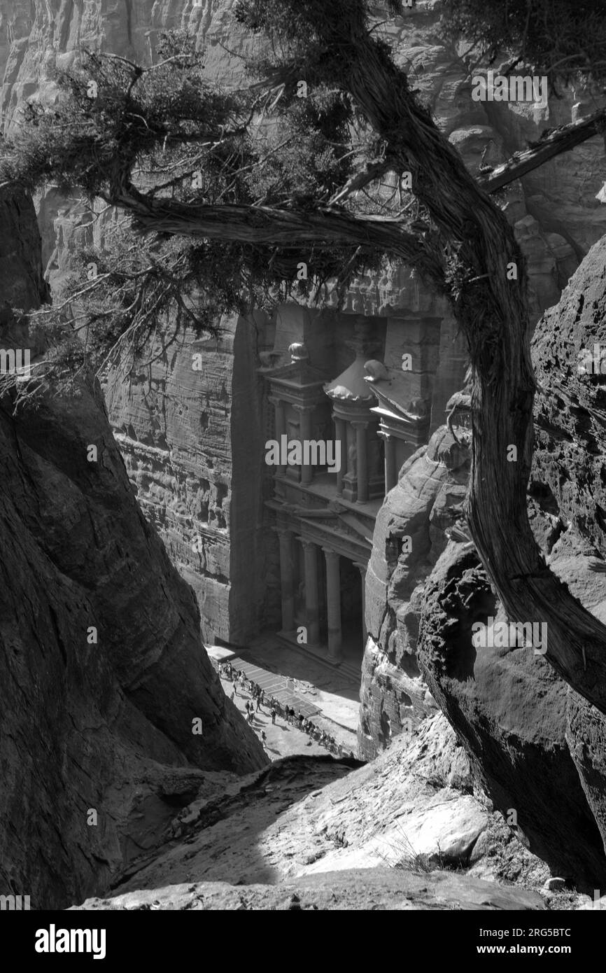 Blick auf die Al-Khaznov (die Schatzkammer), Petra, UNESCO-Weltkulturerbe, Wadi Musa, Jordanien, Naher Osten Stockfoto