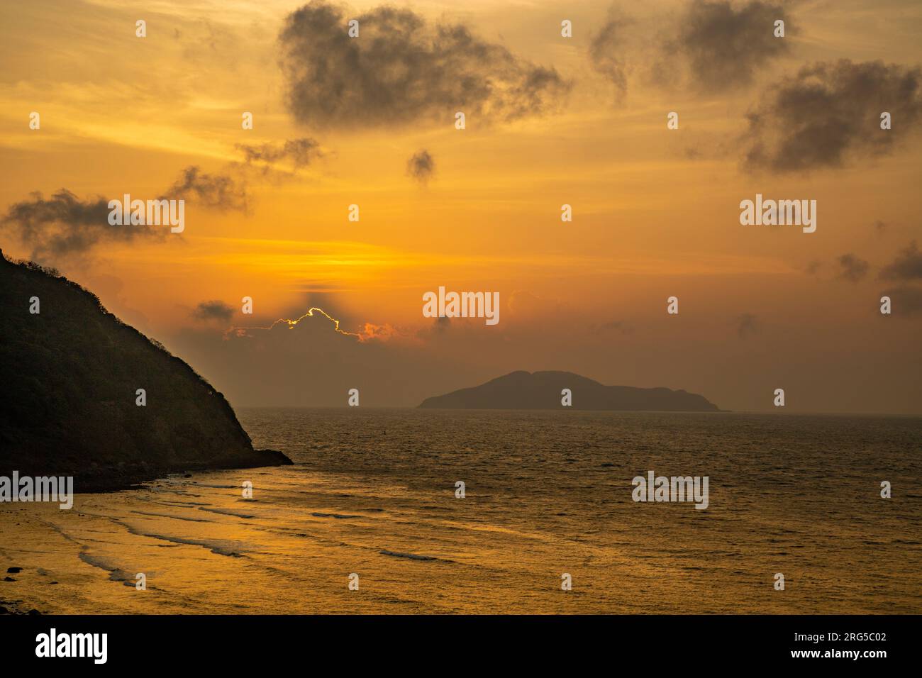 Sonnenuntergang am Bai Nhat Strand, Con Dao Insel, Ba Ria Vung Tau, Vietnam Stockfoto