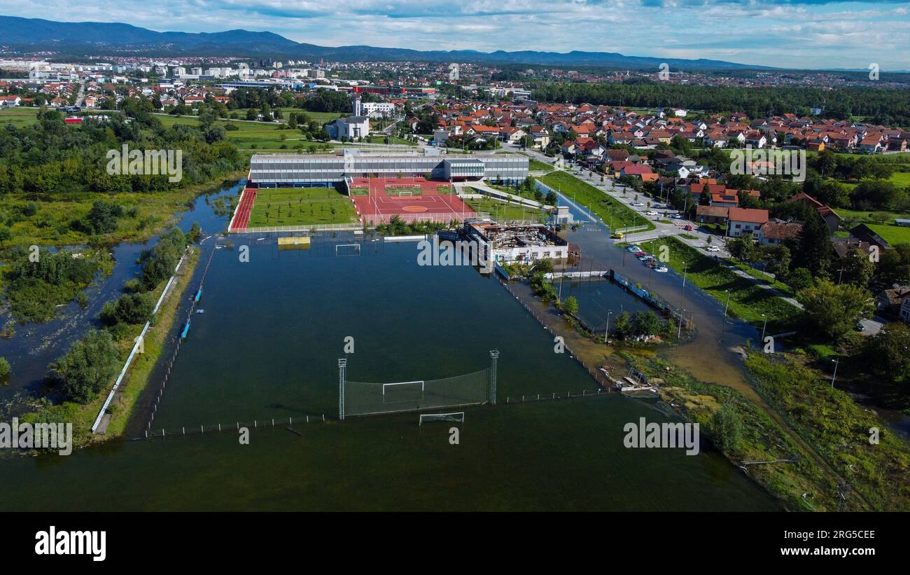 (230807) -- ZAGREB, 7. August 2023 (Xinhua) -- Dieses Luftfoto, das am 7. August 2023 aufgenommen wurde, zeigt einen überfluteten Fußballplatz, als der Fluss Sava aufgrund von heftigen Regenfällen in Ivanja Reka in Zagreb, Kroatien, überflutet wird. (Igor Soban/PIXSELL über Xinhua) Stockfoto