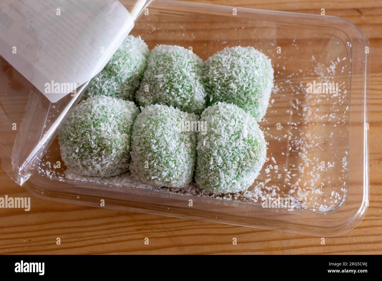 Eine Packung Onde onde, ein süßer indonesischer Snack aus Kokosnuss Stockfoto