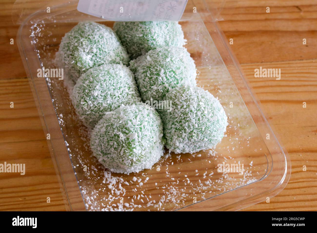 Eine Packung Onde onde, ein süßer indonesischer Snack aus Kokosnuss Stockfoto