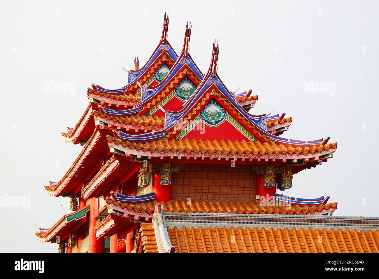 Details der fantastischen bunten kunstvoll verzierten Dächer eines chinesischen buddhistischen Tempels Stockfoto
