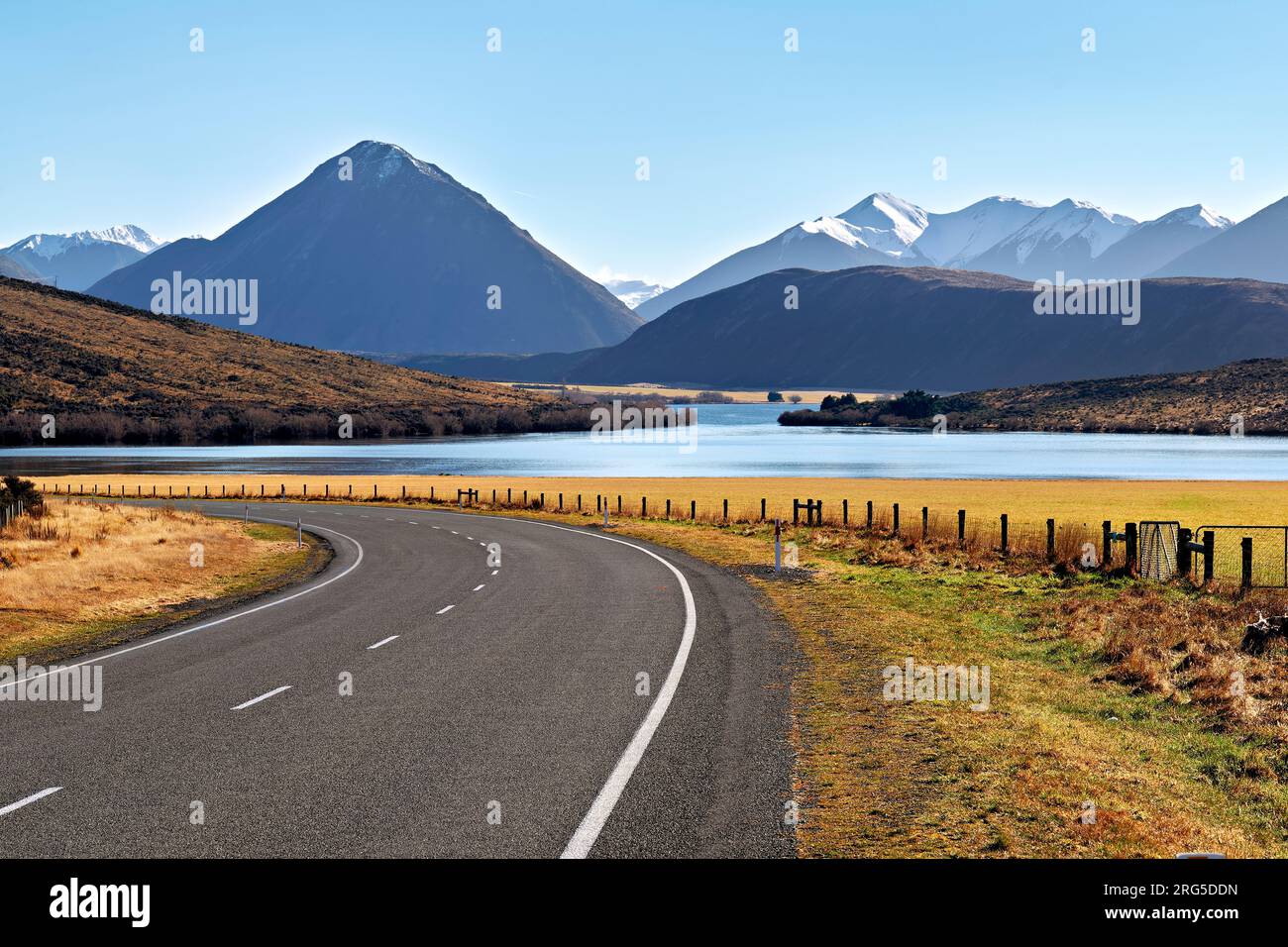 Neuseeland. Südliche Alpen. Fahren Sie auf dem State Highway 73 zum Arthur Pass. Lake Pearson Stockfoto