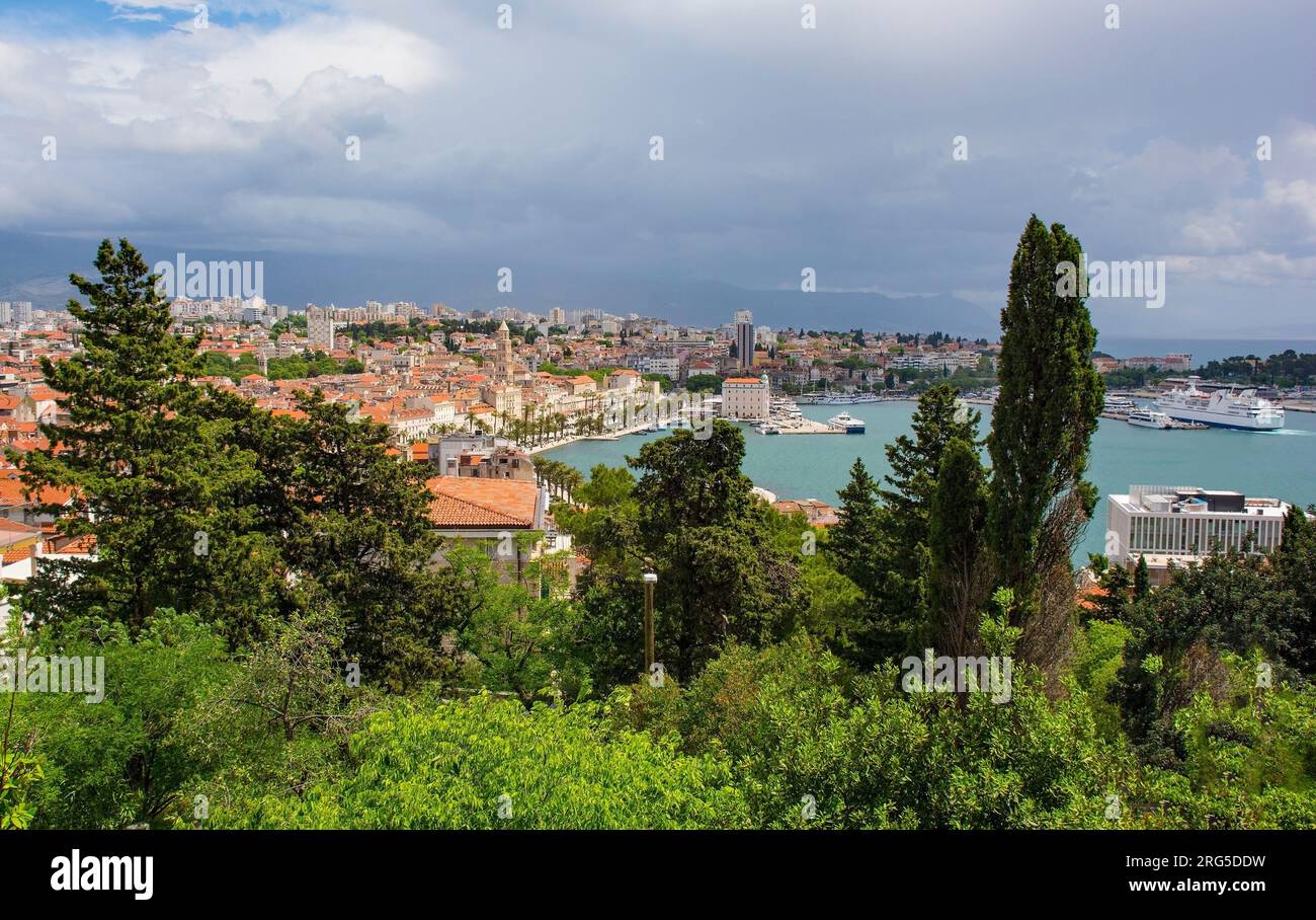 Blick auf die historische Stadt Split in Kroatien vom Marjan-Hügel mit Blick auf die Stadt. Kreuzfahrtschiffe und Fähren sind im Hafen ganz rechts zu sehen Stockfoto