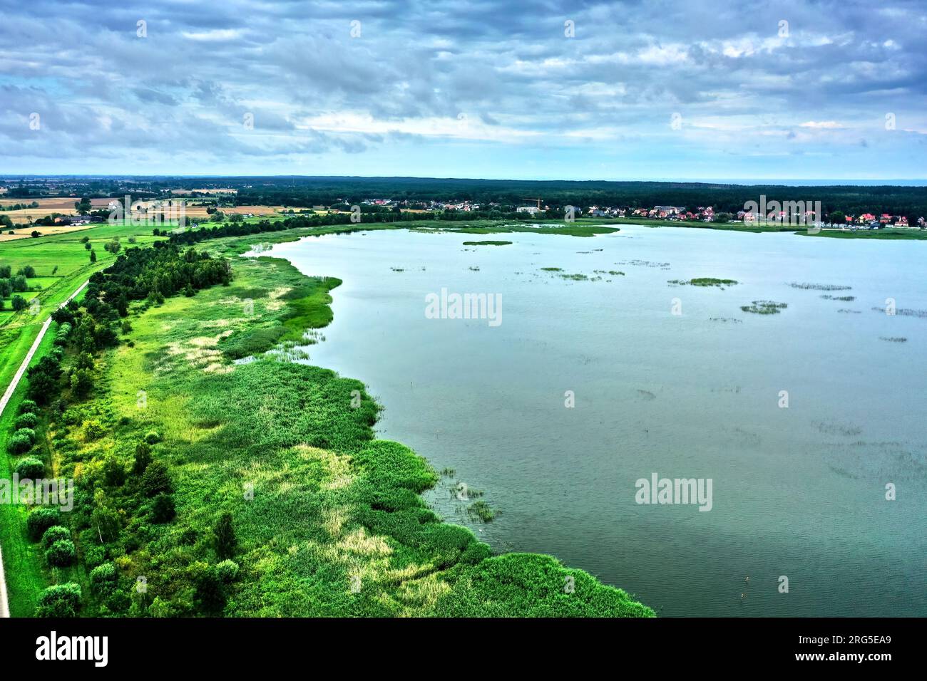 Luftaufnahme mit Schwenkbereich über die westliche Bucht der Weichtierspieße an der polnischen Bodden Coast in der Nähe von Kaliningrad Stockfoto