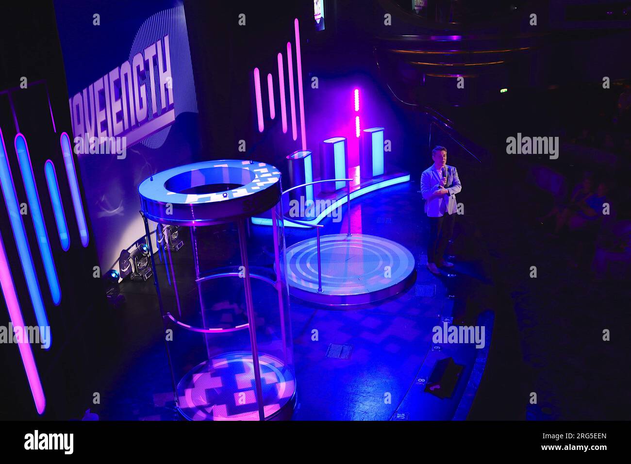 Die erste P&O-Spielshow „Wavelength“, die vom TV-Konzern Ben Shephard vorgestellt und von P&O's FI Mackenzie an Bord des Kreuzfahrtschiffs Arcadia ausgerichtet wurde, April 2023. Stockfoto