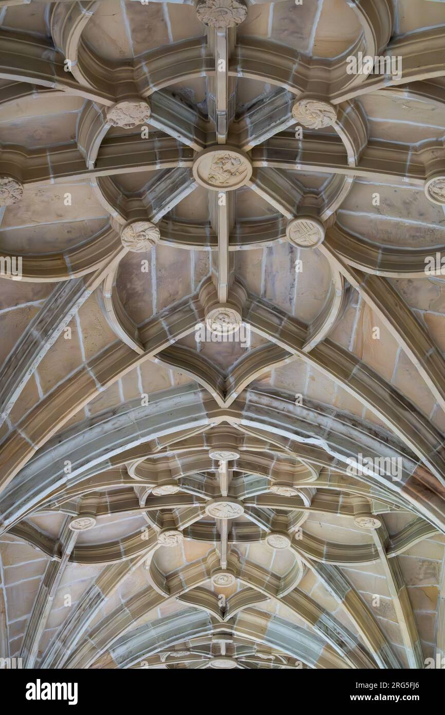 San Sebastian, Spanien - 30. Juni 2023: Nahaufnahme der komplexen gotischen Architekturdecke in einem Klosterkloster in Spanien Stockfoto