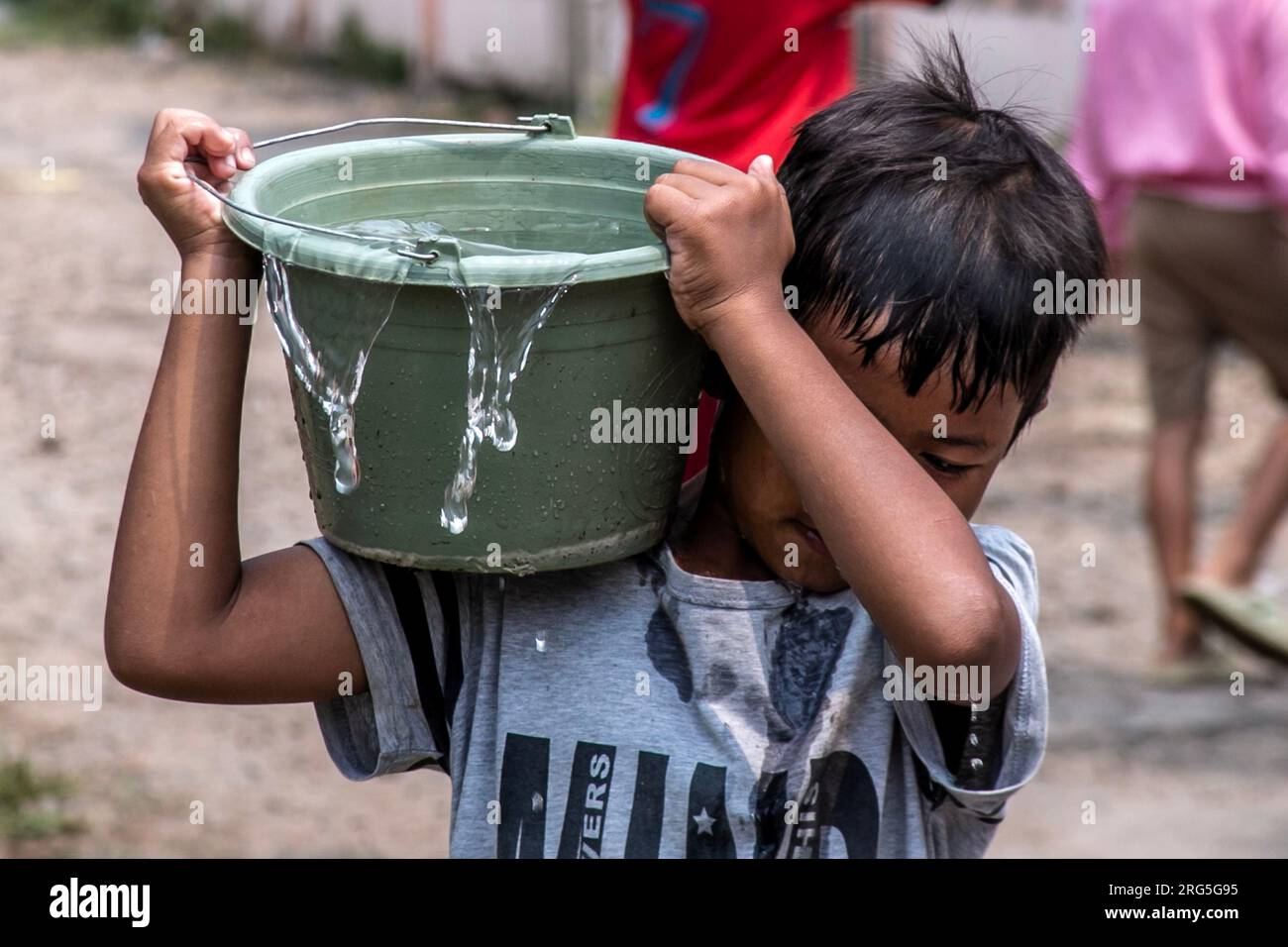 Einwohner in Bogor, West Java, Indonesien, erhalten am 7. August 2023 Unterstützung bei der Wasserreinigung Stockfoto