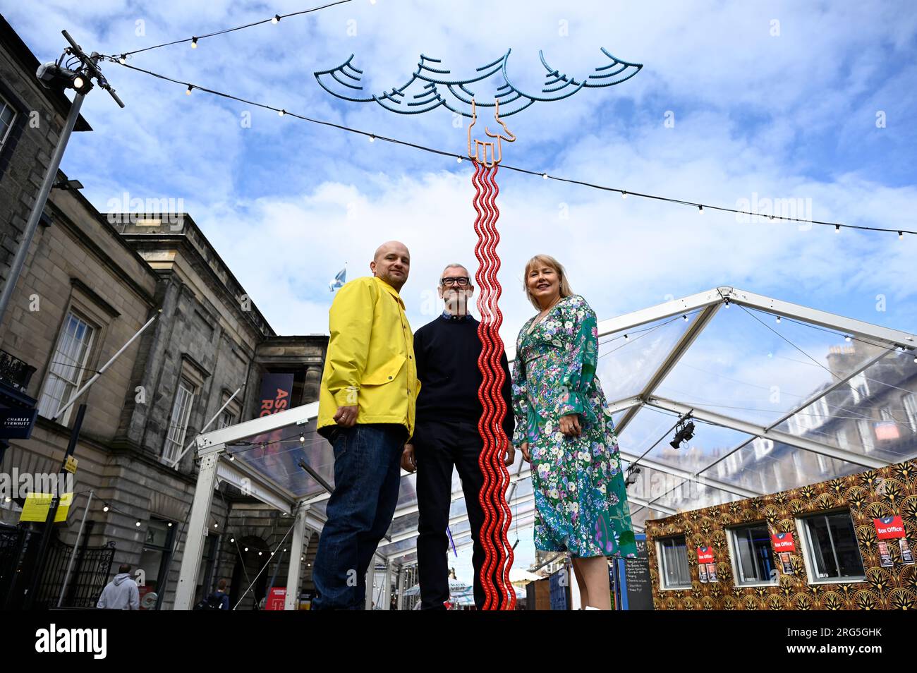 Edinburgh, Schottland, Großbritannien. 7. Aug 2023. Edinburgh Fringe: Kostya Benkovich präsentiert die rechte Hand Gottes Skulptur in den George Street Gardens, die rechte Hand Gottes vereint die traditionelle mittelalterliche Ikonographie, die diese Geste als Symbol der Gnade, Allmacht und Zuflucht darstellt. Enthüllung mit Lord Provost Lezley Cameron und William Burdett-Coutts OBE Gründer und Direktor der Theater- und Comedy-Werbefirma Assembly. Craig Brown/Alamy Live News Stockfoto