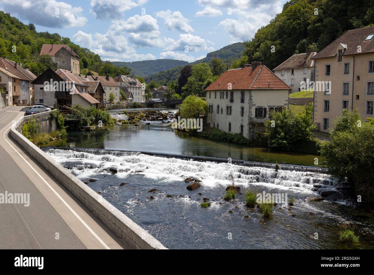 Das malerische Dorf Lods am malerischen Fluss Loue im Sommer. Das Dorf liegt im Departement Doubs in Bourgogne-Franche-Comté in Fran Stockfoto