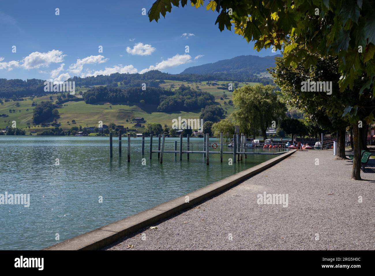 Blick auf den Sarnersee und den malerischen Fußweg am See bei Sarnen im Kanton Luzern in der Schweiz. Malerische Schweizer Sommerlandschaft mit Kopie Stockfoto