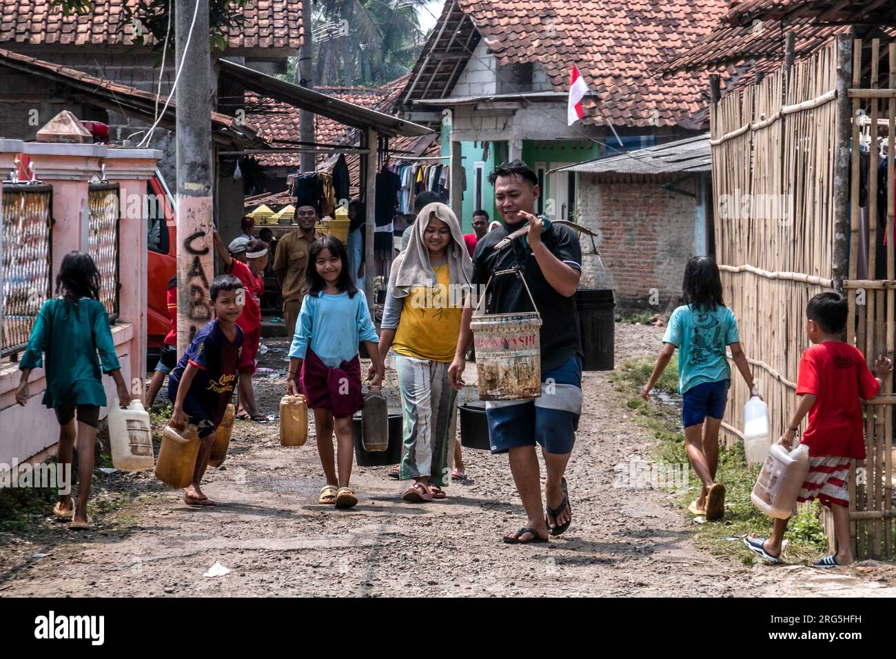 Einwohner in Bogor, West Java, Indonesien, erhalten am 7. August 2023 Unterstützung bei der Wasserreinigung Stockfoto