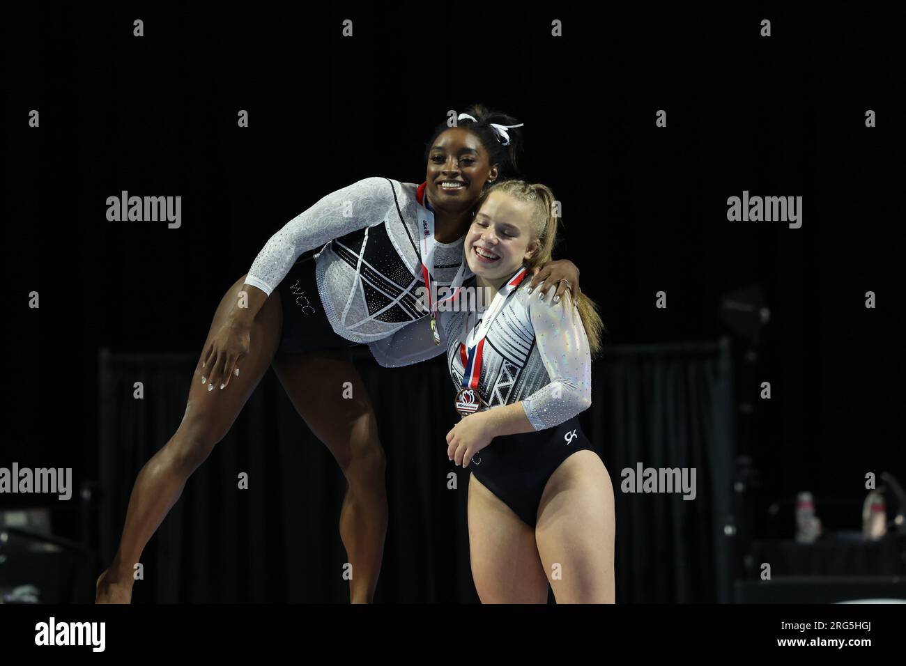5. August 2023: Die Olympiasiegerin SIMONE BILES gratuliert Teamkollege Joscelyn Roberson auf dem Podium der Medaillen. Biles gewann Gold, Roberson gewann Bronze beim U.S. Classic. Der Core Hydration Classic 2023 findet in der NOW Arena in Hoffman Estates, Illinois, statt. Melissa J. Perenson/CSM Stockfoto