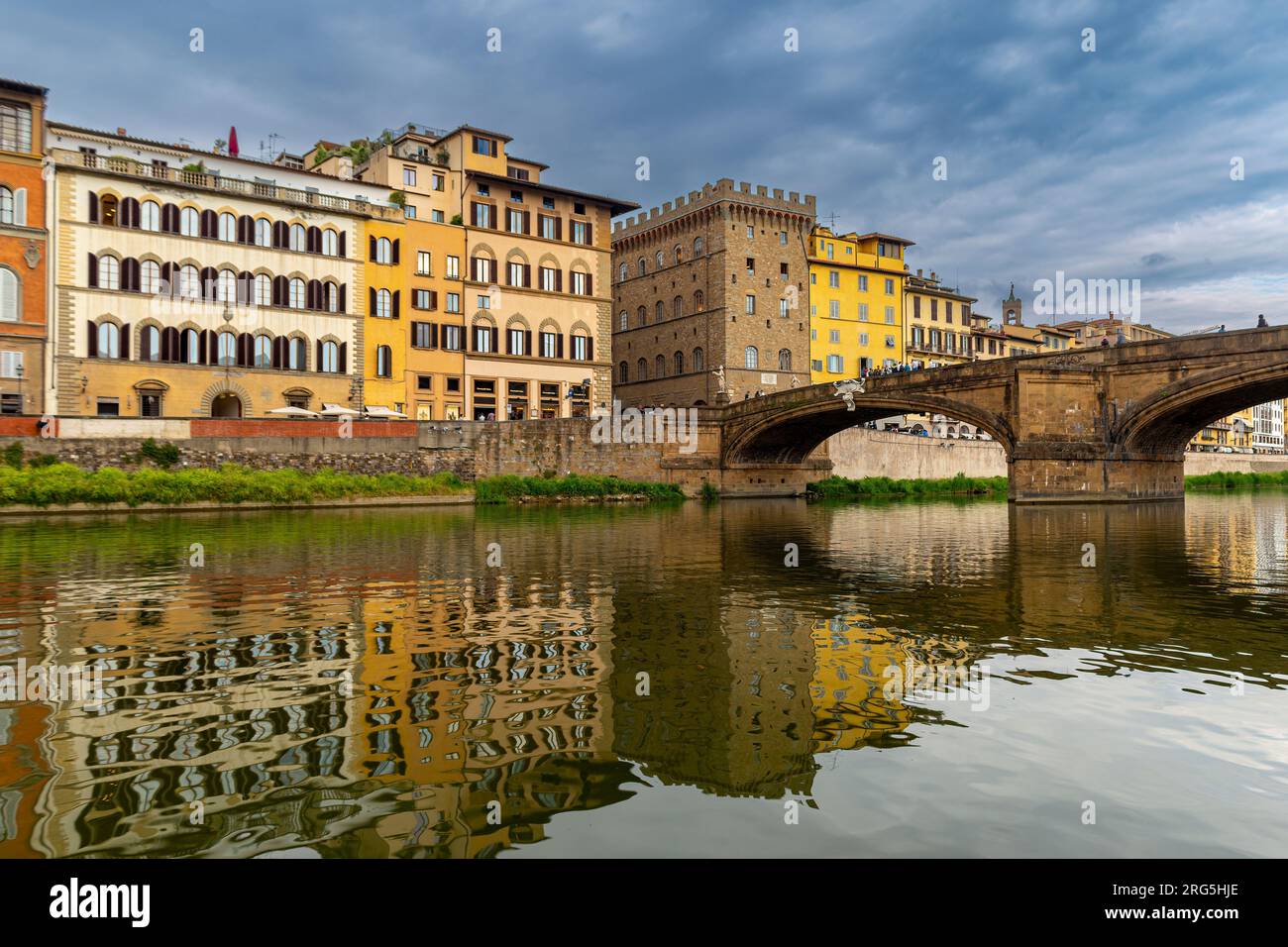Florenz, Ponte Santa Trinita, Brücke, die als eine der schönsten in Italien gilt, historische Gebäude in Florenz mit Blick auf den Arno, die toskana, Stockfoto