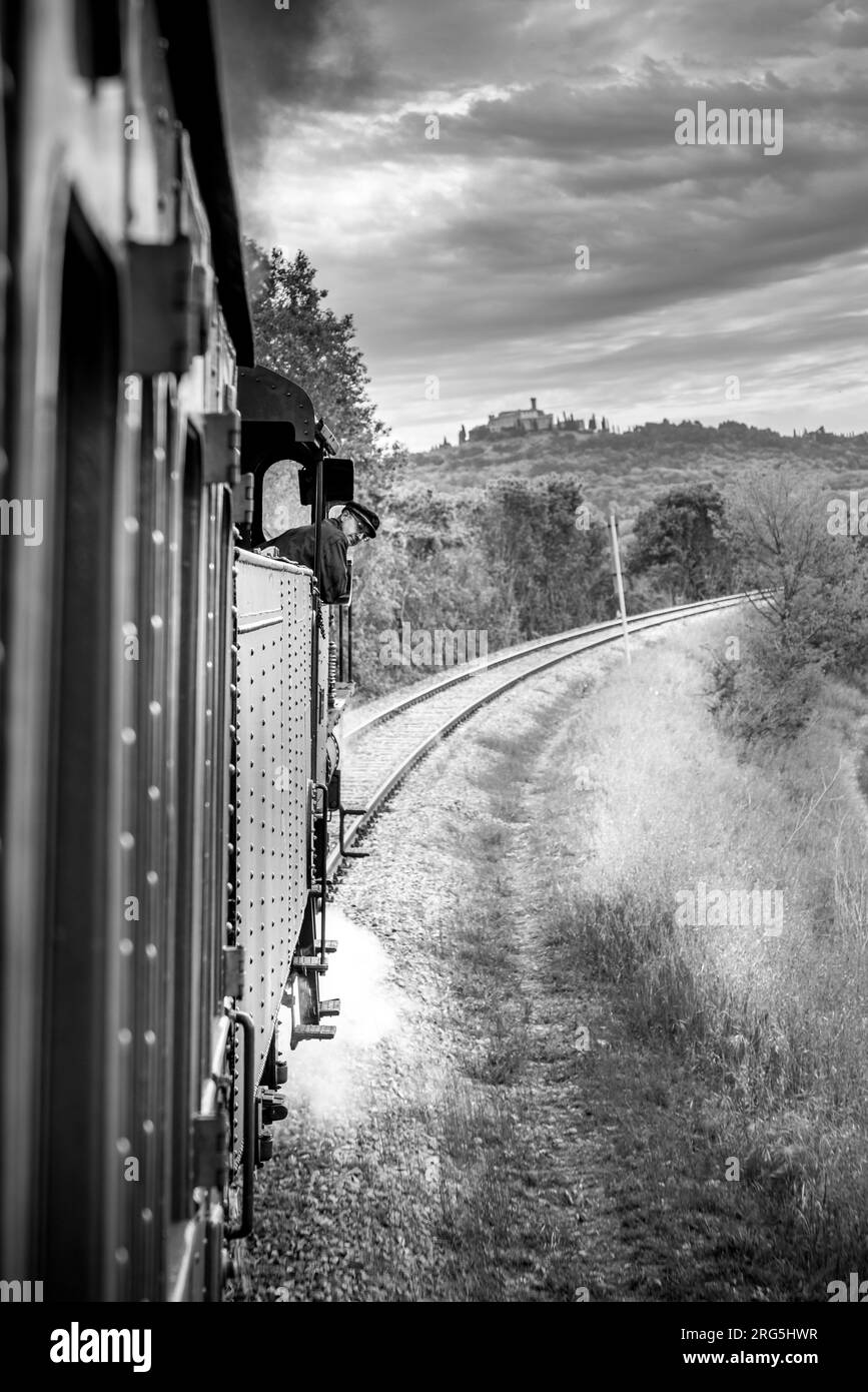 Historische Dampfeisenbahn in der Landschaft von Siena, Toskana, Italien, Europa Stockfoto