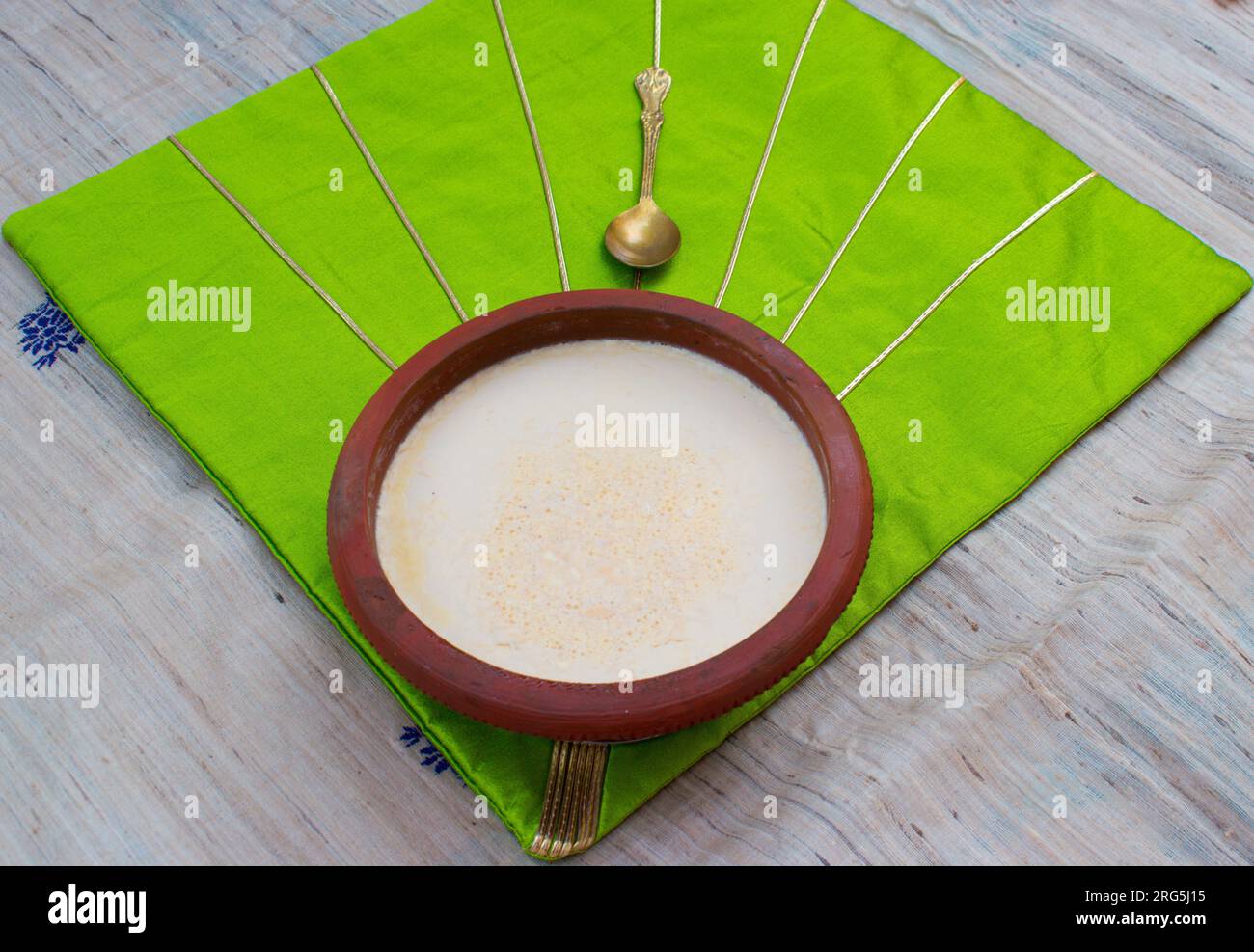 Hausgemachter Mishti Doi oder süßer Dahi oder Quark mit Milch und Zucker oder Zackenbarsch in Erdtöpfen. Es ist ein beliebtes indisches Dessert von Westbengalen, Assam Stockfoto