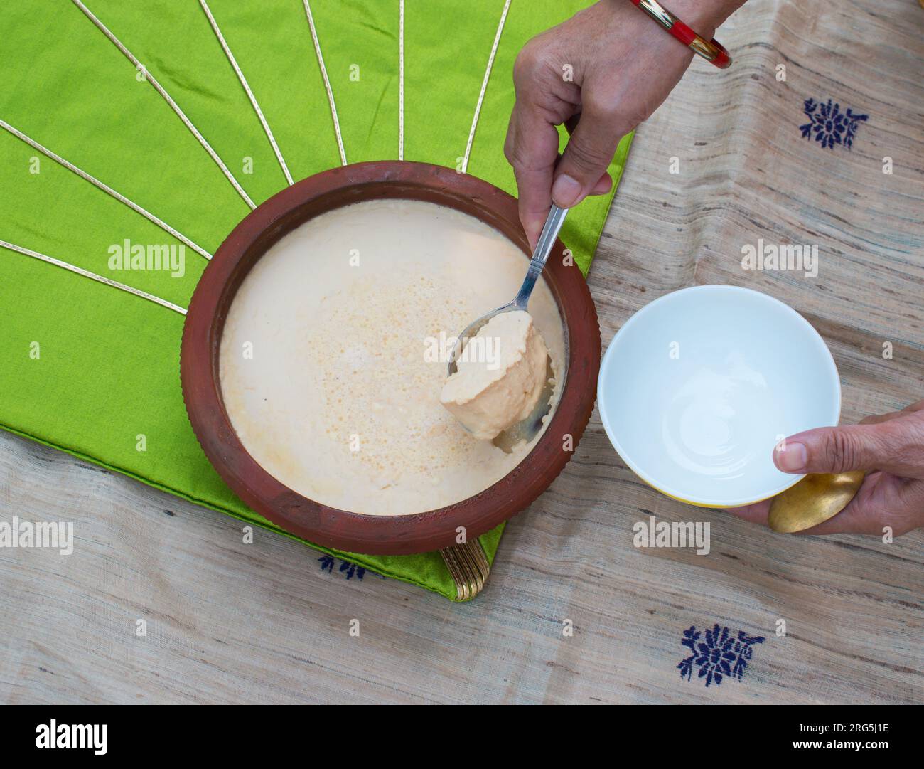 Hausgemachter Mishti Doi oder süßer Dahi oder Quark mit Milch und Zucker oder Zackenbarsch in Erdtöpfen. Es ist ein beliebtes indisches Dessert von Westbengalen, Assam Stockfoto