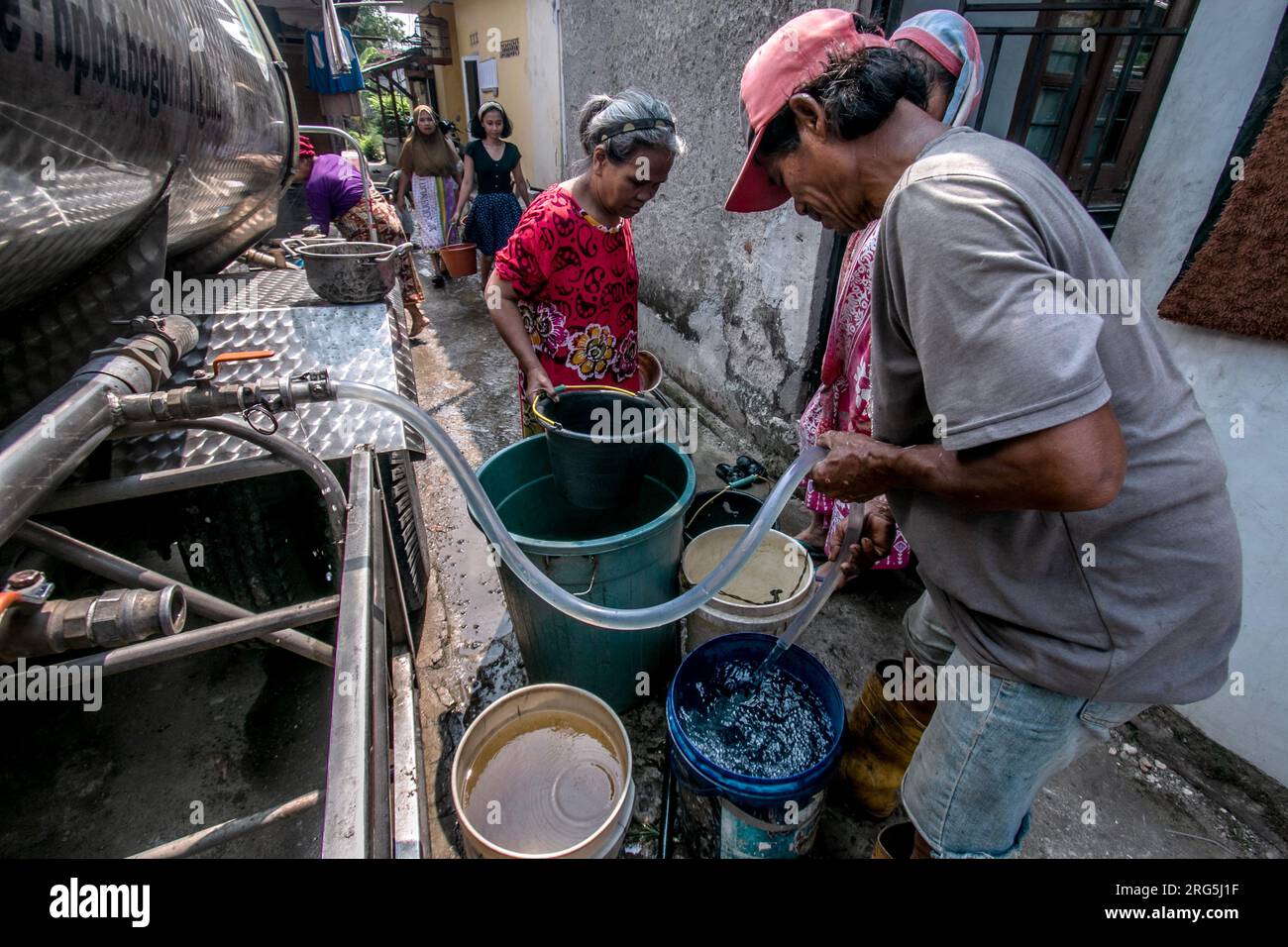 Einwohner in Bogor, West Java, Indonesien, erhalten am 7. August 2023 Unterstützung bei der Wasserreinigung Stockfoto