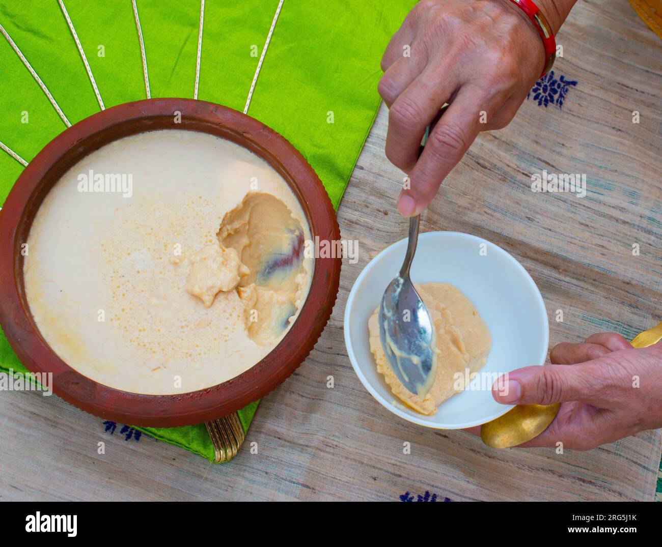 Hausgemachter Mishti Doi oder süßer Dahi oder Quark mit Milch und Zucker oder Zackenbarsch in Erdtöpfen. Es ist ein beliebtes indisches Dessert von Westbengalen, Assam Stockfoto