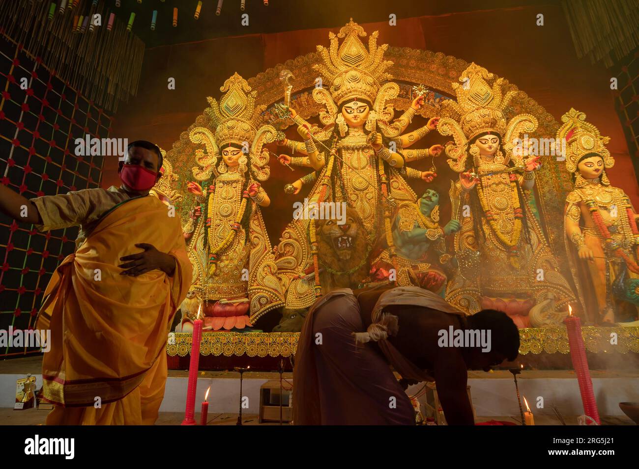 Howrah, Westbengalen, Indien - 3. Oktober 2022 : Hindu-Priester, die Göttin Durga mit pradip anbeten. Ashtami Puja aarati - heiliges Durga Puja-Ritual. Stockfoto
