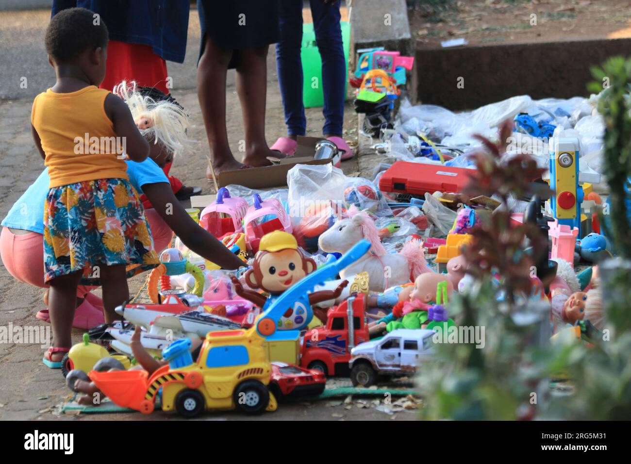 Kinder werden auf dem offenen Markt von Ufulu in Lilongwe, Malawi, beim Spielen mit Spielzeug gesehen. Stockfoto