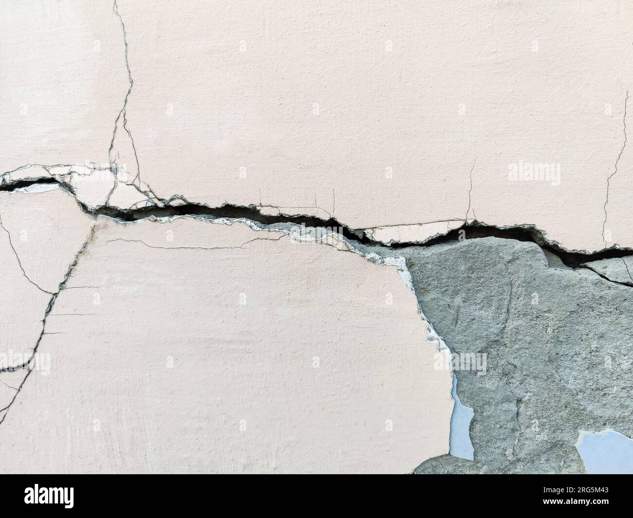 Großer langer gewundenen Riss an der Putzwand. Zerstörung an der Wand eines alten Gebäudes. Speicherplatz kopieren. Selektiver Fokus. Stockfoto Großer langer gewundenen Riss an der Putzwand. Zerstörung an der Wand eines alten Gebäudes. Speicherplatz kopieren. Selektiver Fokus. Stockfoto