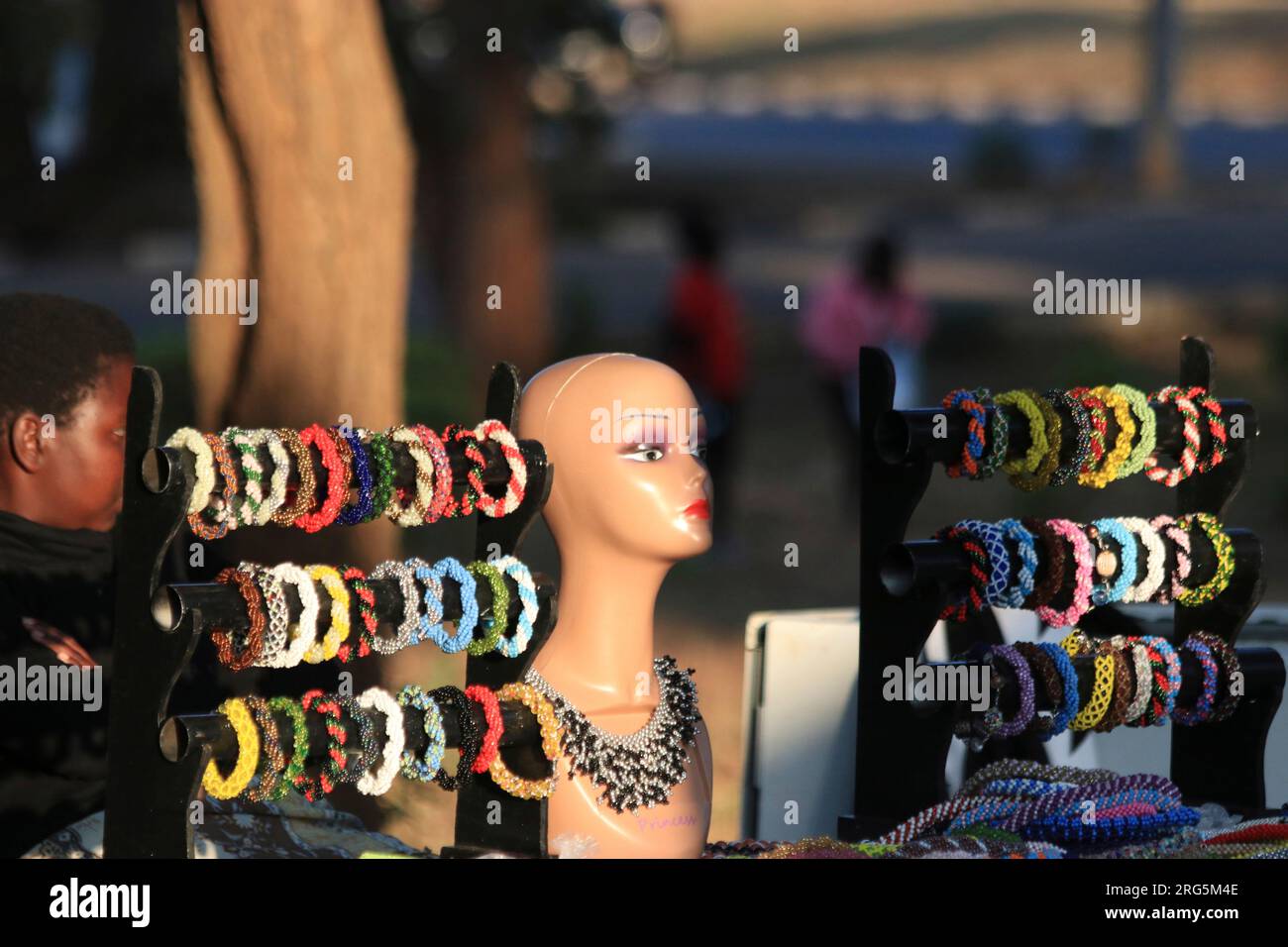 Auf dem offenen Markt von Ufulu in Lilongwe sehen Sie Armreifen und eine Schaufensterpuppe mit Perlenkette. Malawi. Stockfoto