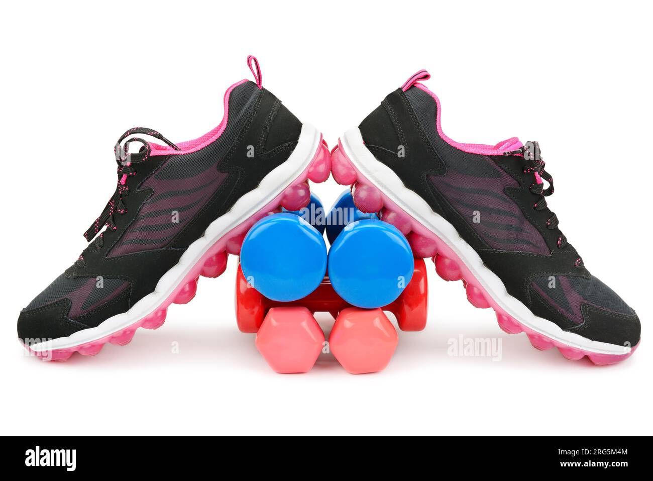 Paar Turnschuhe und Kurzhanteln isoliert auf Weiß Stockfoto