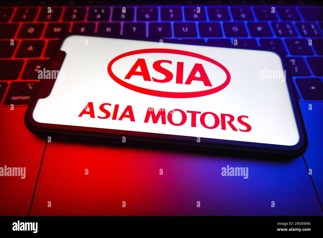 China. 07. Aug. 2023. In dieser Abbildung wird das Asia Motors Logo auf dem Bildschirm eines Smartphones angezeigt. Asia Motors war ein südkoreanisches Automobilunternehmen, das von 1965 bis 1999 tätig war. Es produzierte eine Reihe von Fahrzeugen, darunter Pkw, Nutzfahrzeuge und Militärfahrzeuge, und war bekannt für seine langlebigen und erschwinglichen Modelle. Kredit: SOPA Images Limited/Alamy Live News Stockfoto