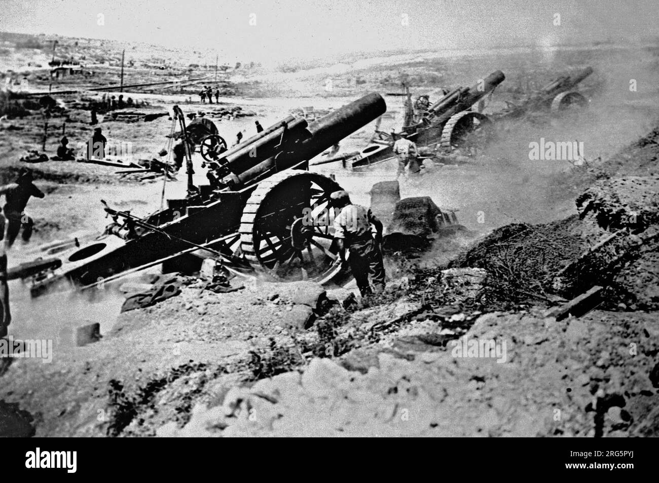 WESTFRONT, FRANKREICH - circa 1916 - Britische Armee Royal Artillery Crews feuern auf deutsche Positionen während des Grabenkrieges der Westfront du Stockfoto