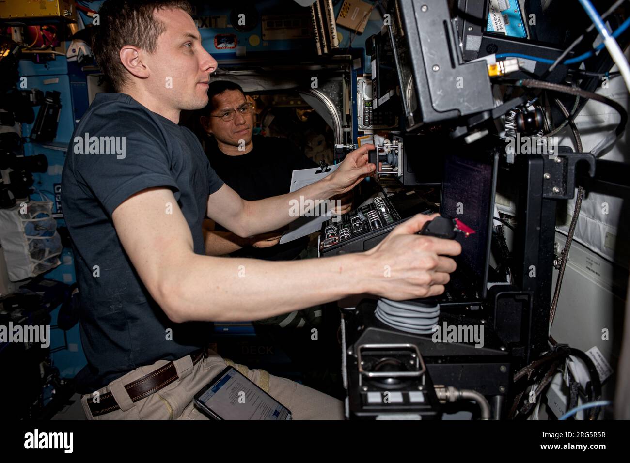 Internationale Raumstation, ERDUMLAUFBAHN. 31. Juli 2023. Der NASA-Astronaut Woody Hoburg, Left, beobachtet den Astronauten Frank Rubio beim Training, wie er ein Frachtfahrzeug mit dem Canadarm2-Roboterarm aus der Internationalen Raumstation am 31. Juli 2023 in der Erdumlaufbahn einfängt. Die beiden bereiten sich auf die Ankunft des Cygnus NG-19-Raumschiffs vor, das am 4. August ankommt. Kredit: NASA/NASA/Alamy Live News Stockfoto