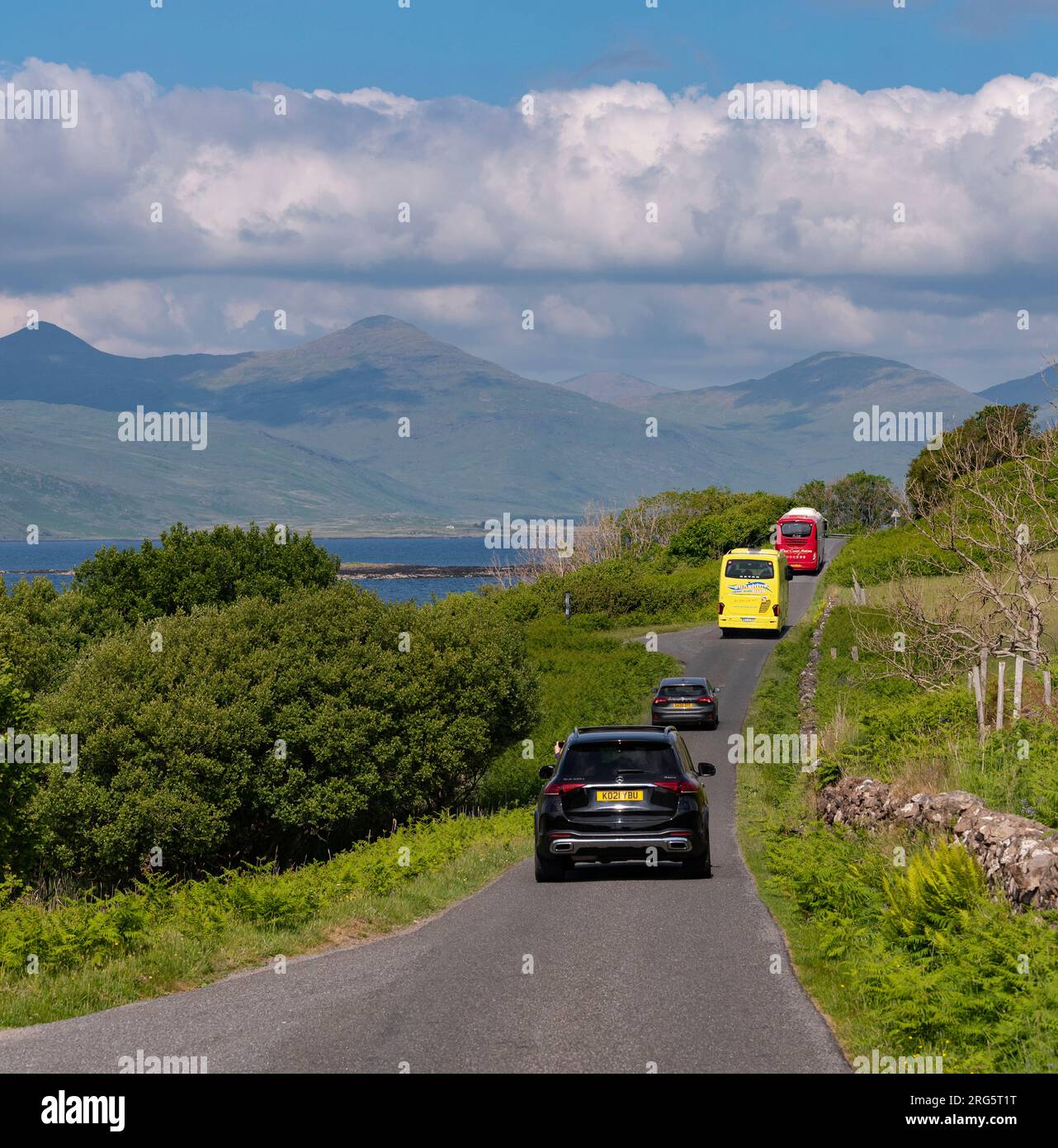 Isle of Mull, Schottland, Vereinigtes Königreich. 6. Juni 2023 Verkehr auf einem Abschnitt der Straße A849, der einspurig ist und an dem vorbeifährt. Stockfoto