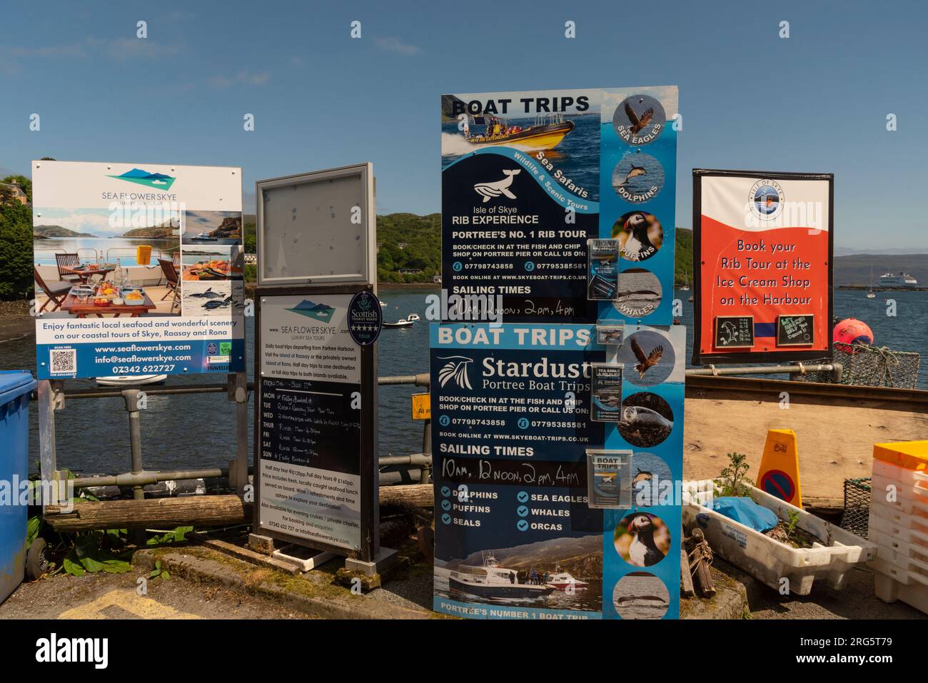 Portree Isle of Skye, Schottland, Vereinigtes Königreich. 5. Juni 2023 Schilder für Touristenausflüge am Hafen, Stockfoto