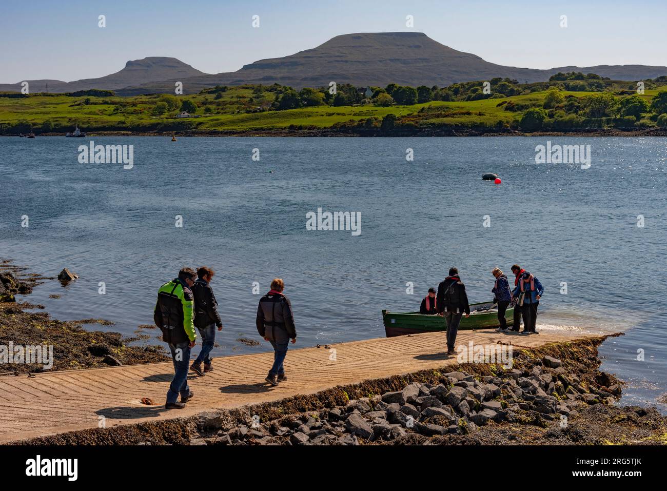 Dunvegan, Isle of Skye, Schottland, Vereinigtes Königreich. 5. Juni 2023 Kleine Bootsanlegestelle auf Loch Dunvegan, Isle of Skye, Großbritannien. Touristen warten auf eine Bootsfahrt. Stockfoto
