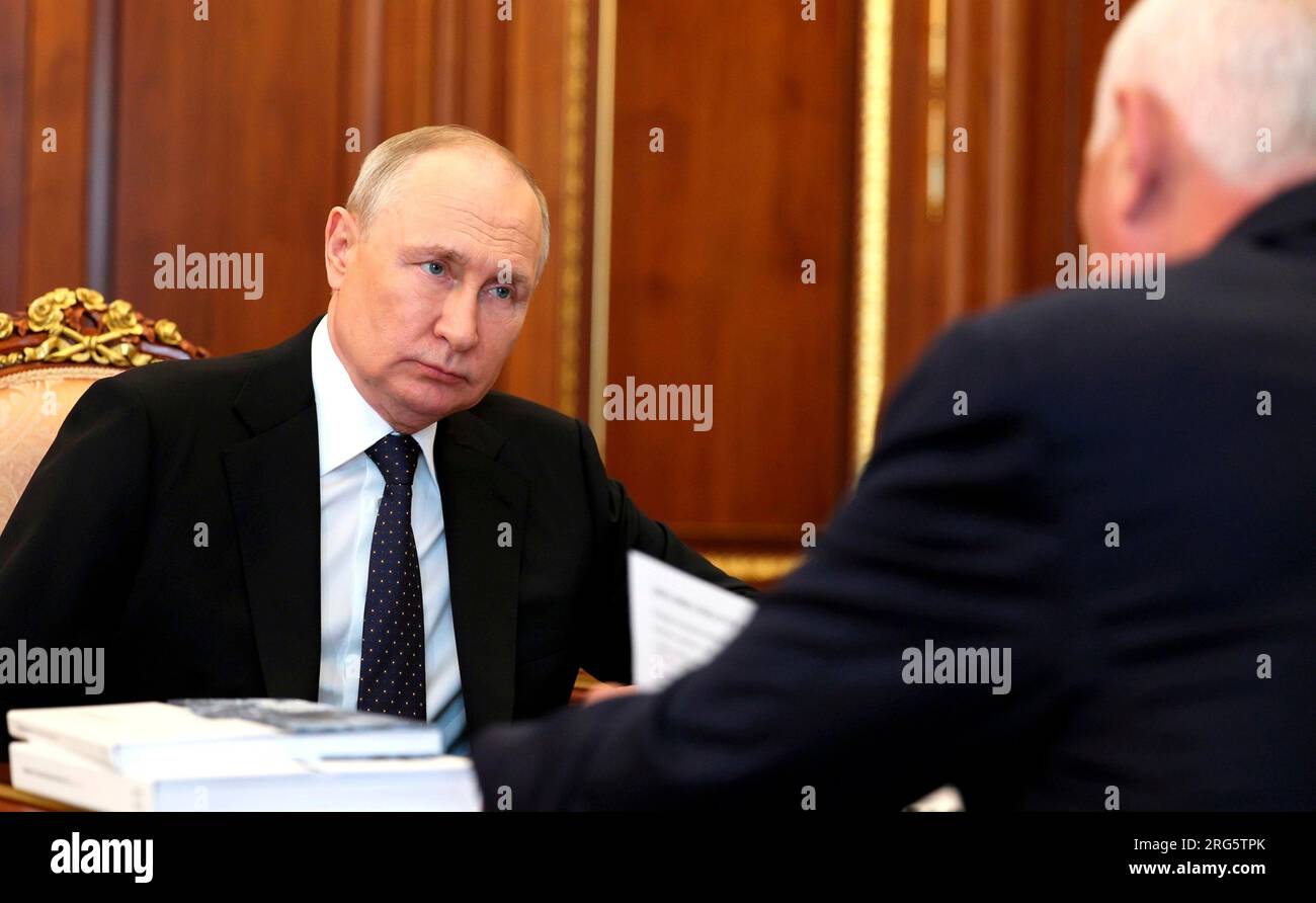 Moskau, Russland. 07. Aug. 2023. Der russische Präsident Wladimir Putin, links, hört auf Rostec CEO Sergey Chemezov, rechts, während eines persönlichen Treffens im Kreml am 7. August 2023 in Moskau, Russland. Roster ist ein staatseigenes Verteidigungskonglomorat, das Waffen herstellt, die im Krieg gegen die Ukraine verwendet wurden. Kredit: Gavriil Grigorov/Kreml Pool/Alamy Live News Stockfoto