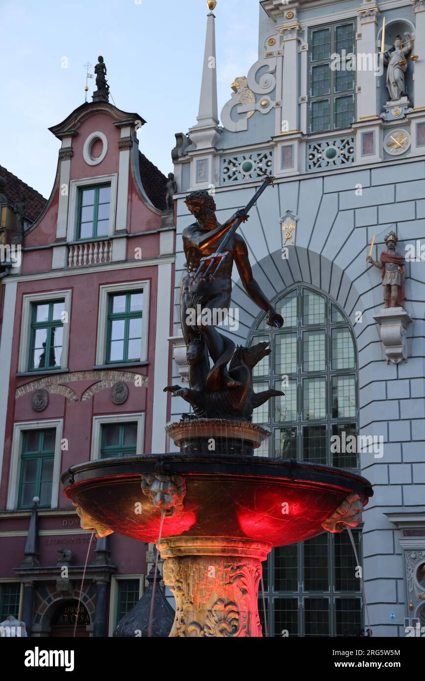 Statue des historischen Neptunbrunnens (Fontanna Neptuna) auf Długi Targ, vor dem Eingang zum Artus-Hof; ein Wahrzeichen in Danzig, Polen Stockfoto