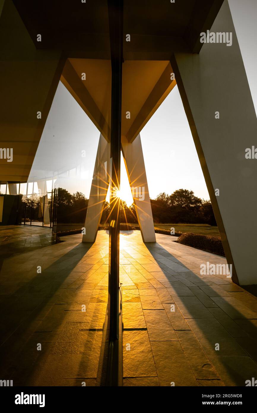 Bahaitum, Tempelkirche oder Gotteshaus hinter blühenden Lavendelfeldern mit Sonnenstern am Morgen. Hofheim, Taunus, Deutschland Stockfoto