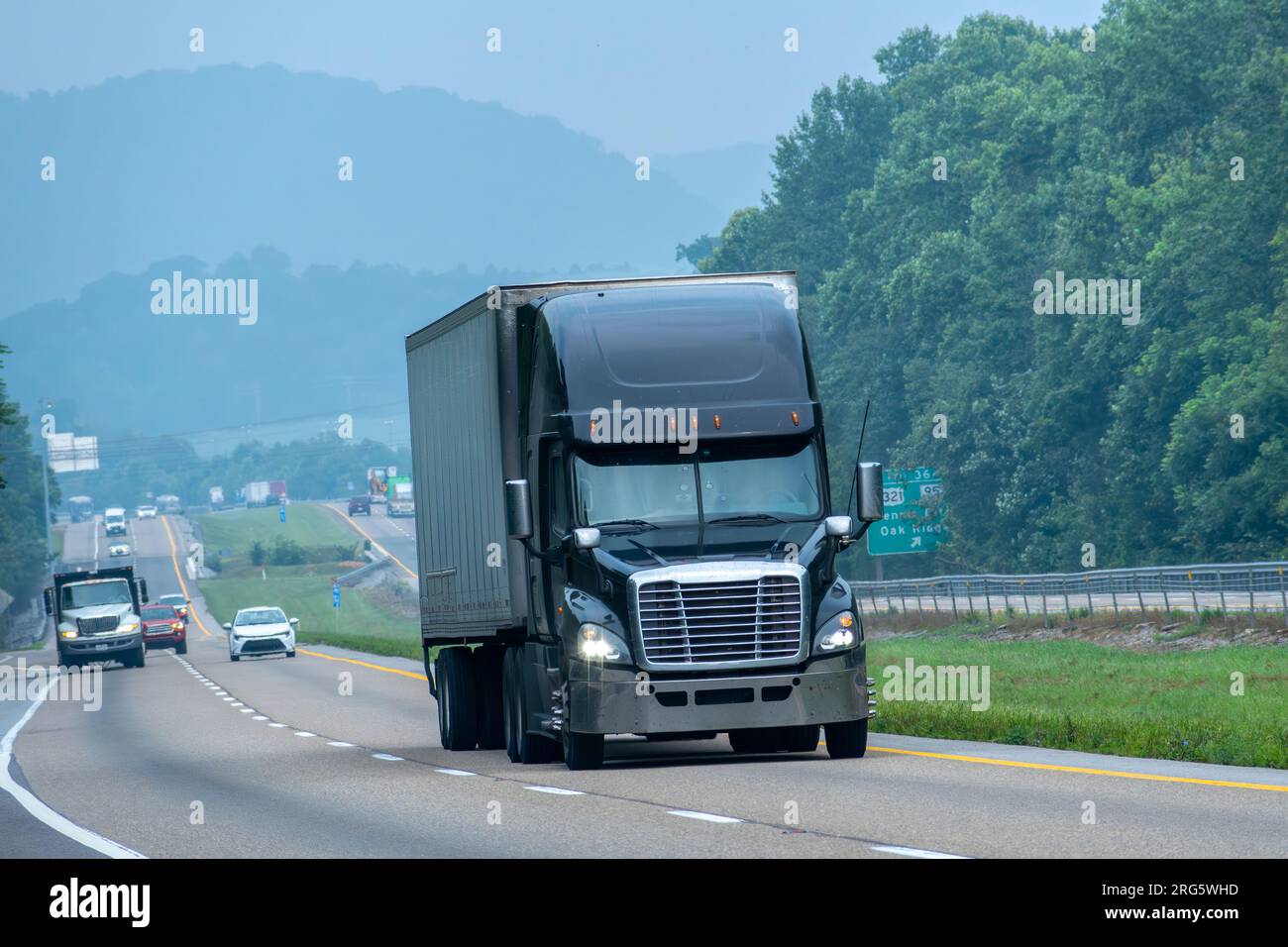 Horizontale Aufnahme von Tennessee Interstate Verkehr an einem trüben Sommermorgen. Stockfoto