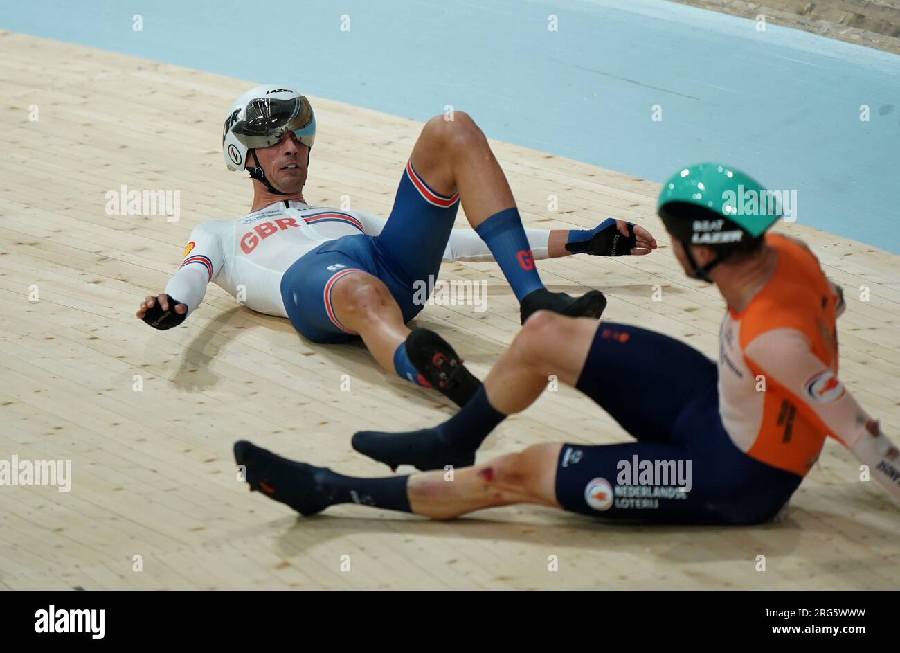 Der britische Ethan Vernon war am Boden, nachdem er während des fünften Tages der UCI-Radweltmeisterschaft 2023 beim Sir Chris Hoy Velodrome in Glasgow mitten im Ausscheidungsrennen der Men's Elite abgestürzt ist. Foto: Montag, 7. August 2023. Stockfoto