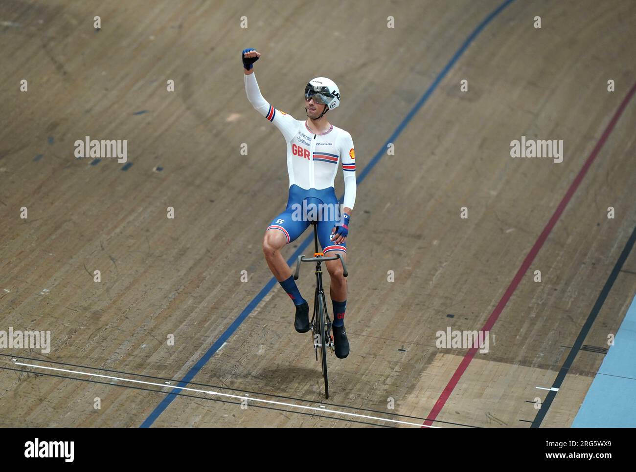 Der britische Ethan Vernon feiert den Goldgewinn im Ausscheidungsrennen der Men's Elite am fünften Tag der UCI-Radweltmeisterschaft 2023 im Sir Chris Hoy Velodrome in Glasgow. Foto: Montag, 7. August 2023. Stockfoto