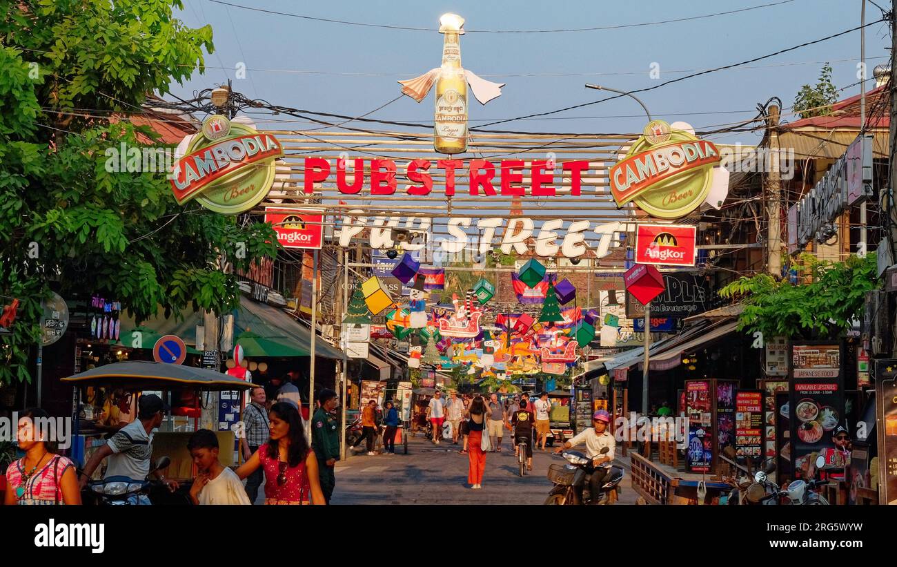 Siem Reap, Kambodscha, 22. Dezember 2018. Festliche Atmosphäre am Abend in der Pub Street, der berühmten kambodschanischen Straße, festliche Stadtdekorationen. Stockfoto