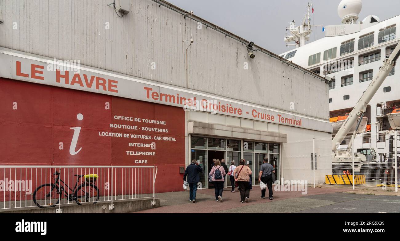 Le Havre, Nordfrankreich, Europa. 11. Juni 2023 Kreuzfahrtpassagiere betreten das Kreuzfahrtterminal-Gebäude im Zoll- und Sicherheitsbereich von Stockfoto