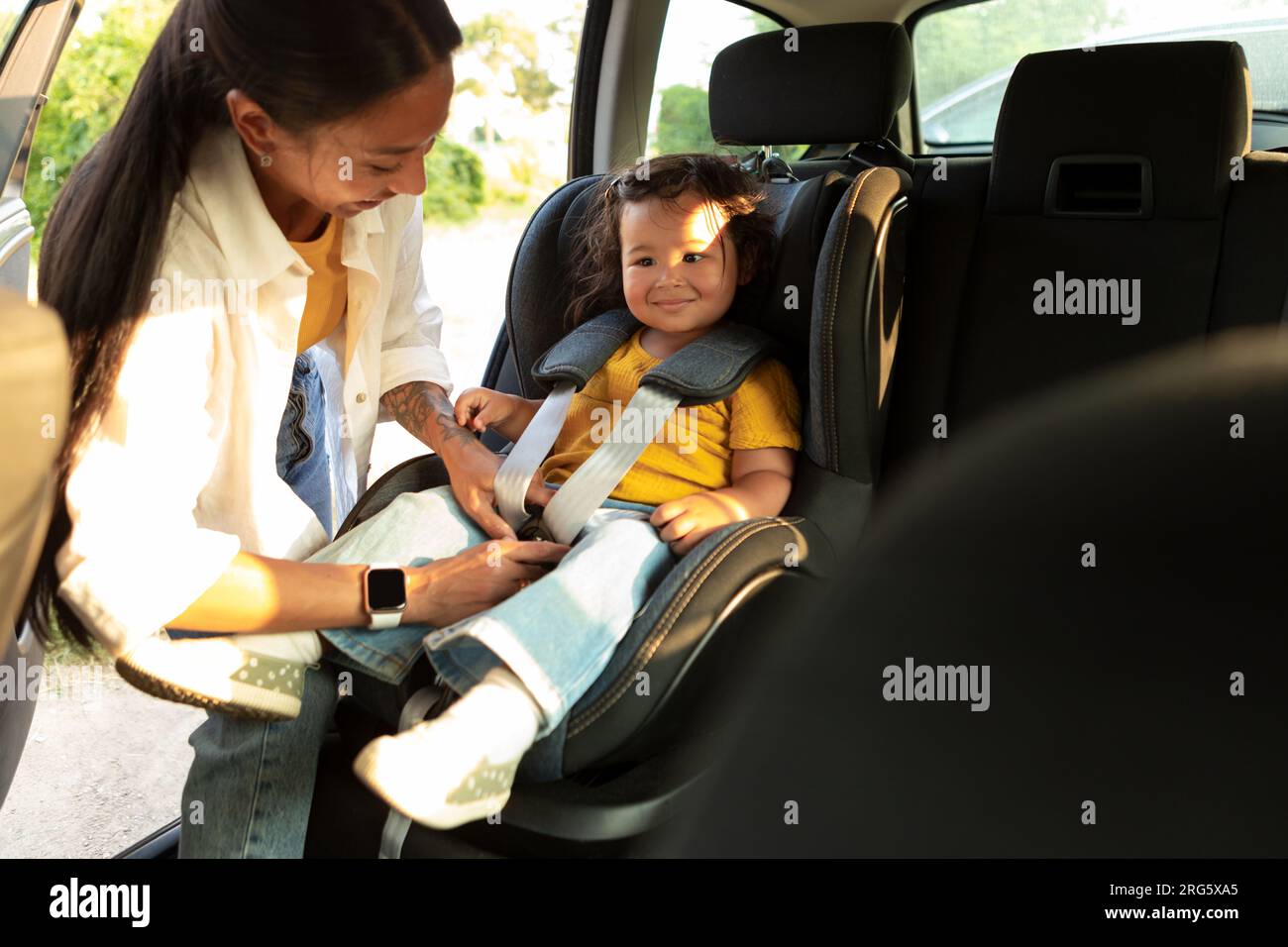 Universal-Schnalle für fünf-Punkt-Sicherheitsgurte für Kinderwagen,  Hochstühle. Kunststoffbeschläge zur Sicherung von Gurten und  Schultergurten. Schwarze Fastexes, Vorhängeschloss Stockfotografie - Alamy