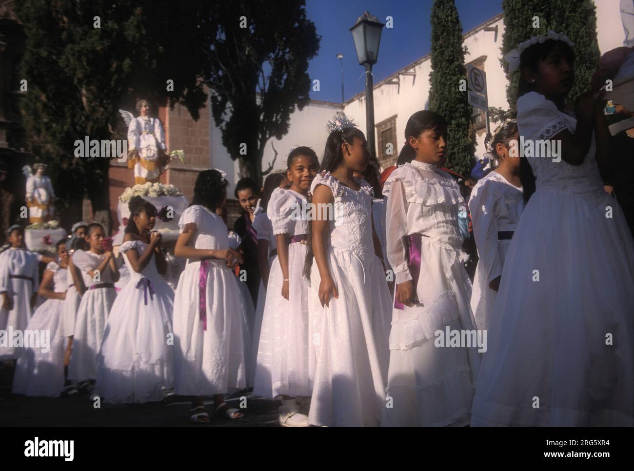 Junge Mädchen in weißen Kleidern während der religiösen Prozession, Semana Santa, San Miguel de Allende, Mexiko Stockfoto